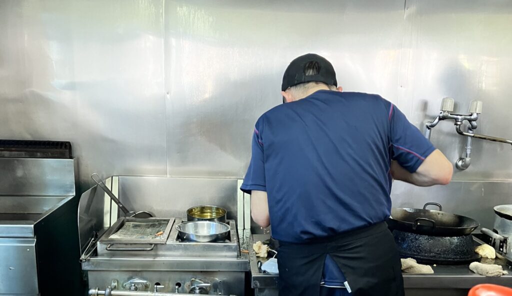 調理する店主の後ろ姿