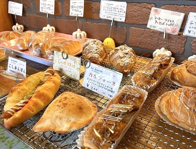 ラ・ブランシュの店内に並ぶクロワッサンやアーモンドトッピングのパン