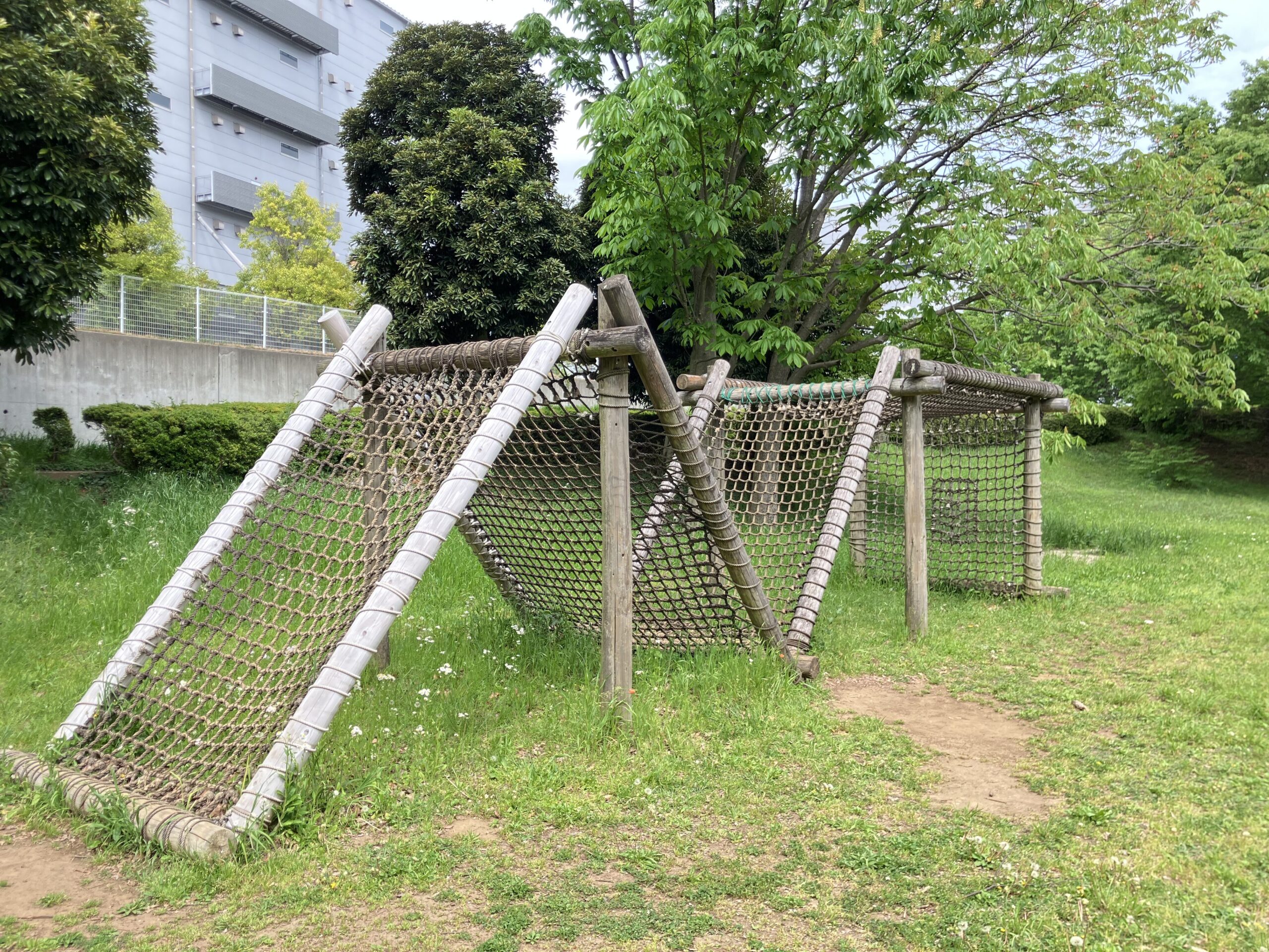 村上緑地公園の木製アスレチック