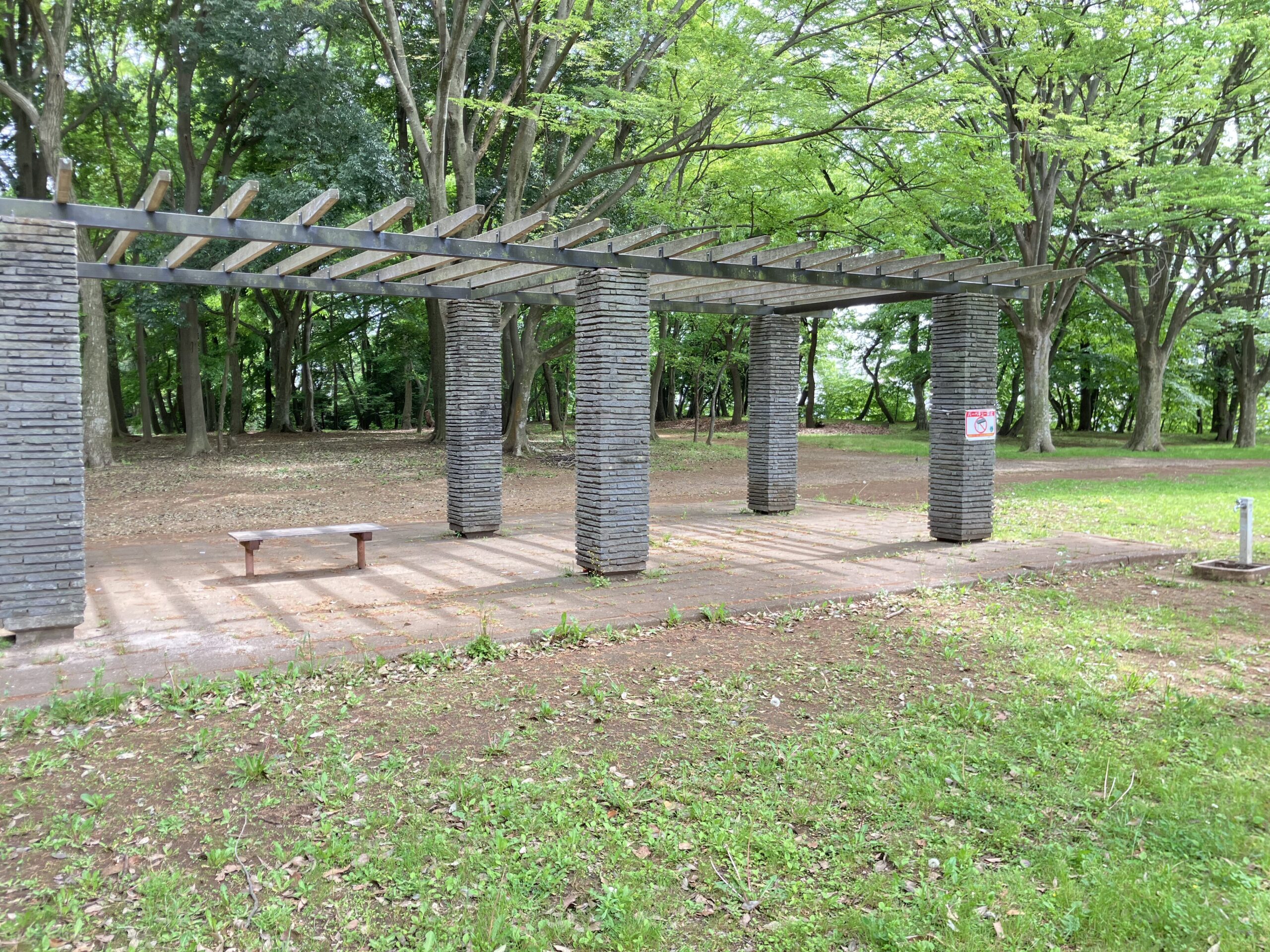 村上緑地公園の広場のベンチスペース