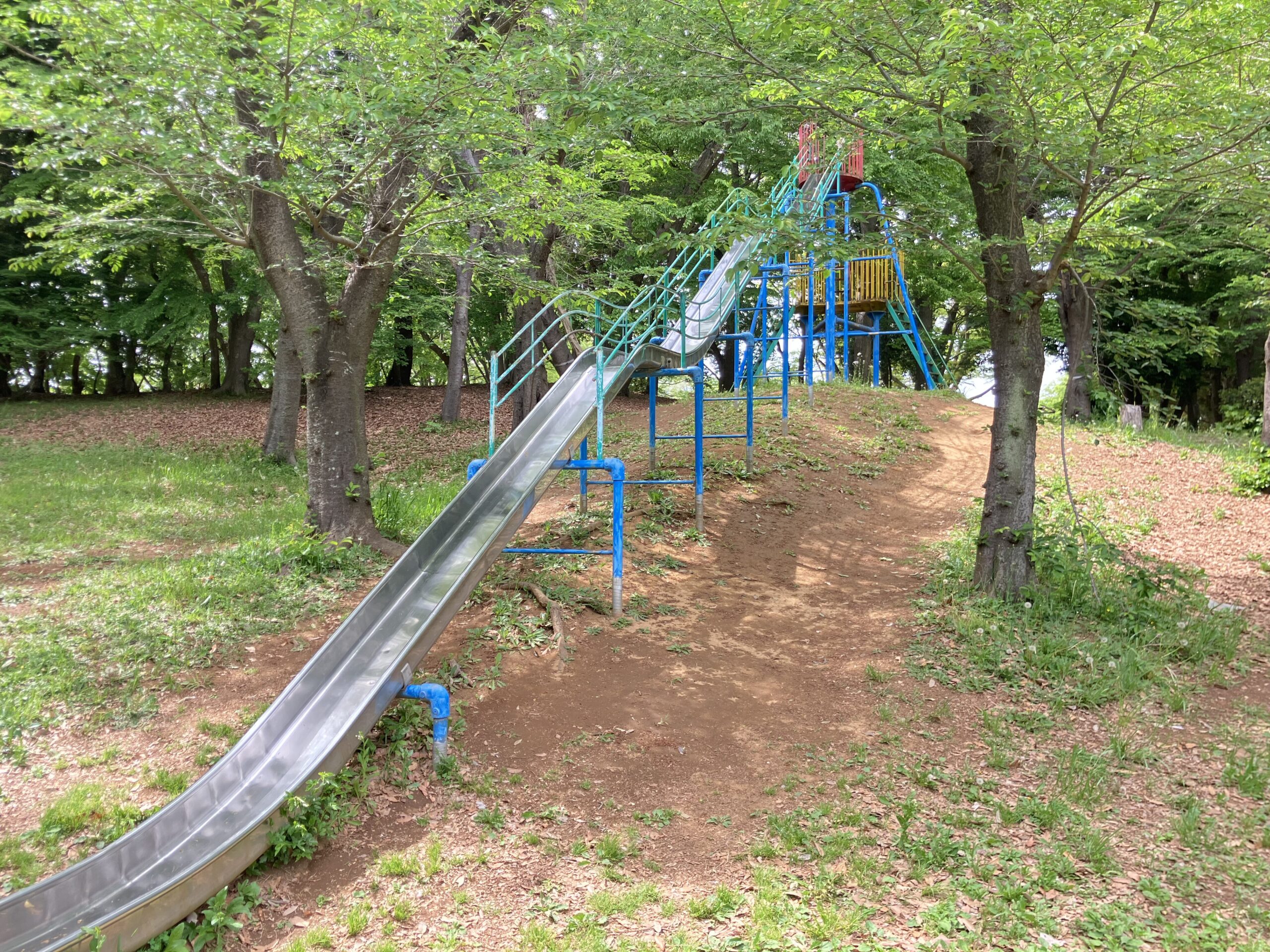 村上緑地公園の長い滑り台