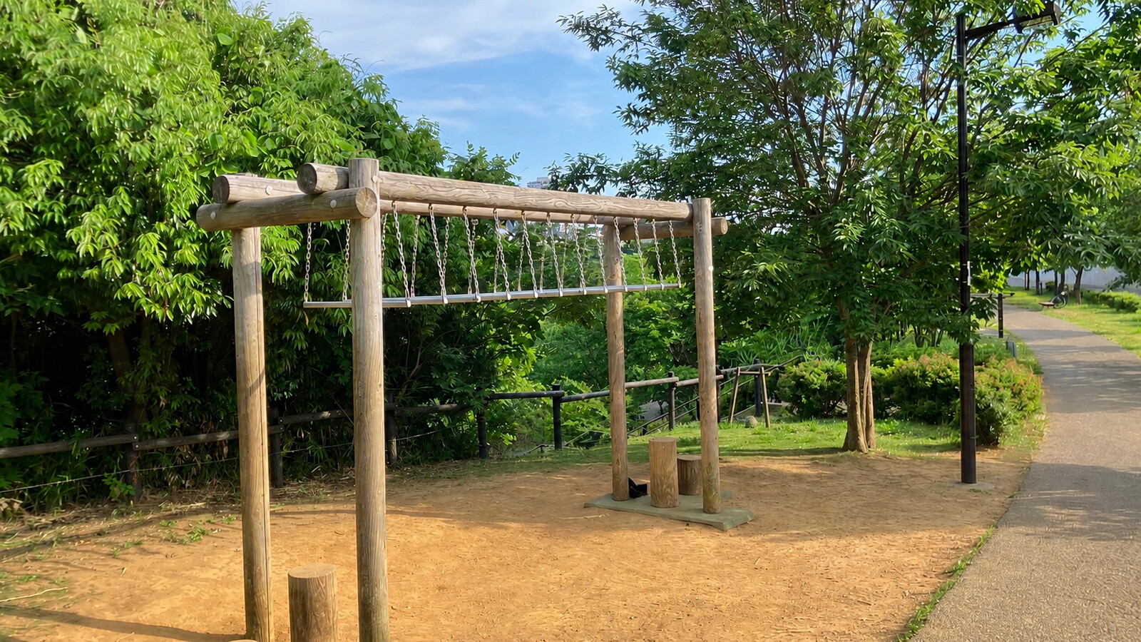 北東部近隣公園の木製アスレチック遊具