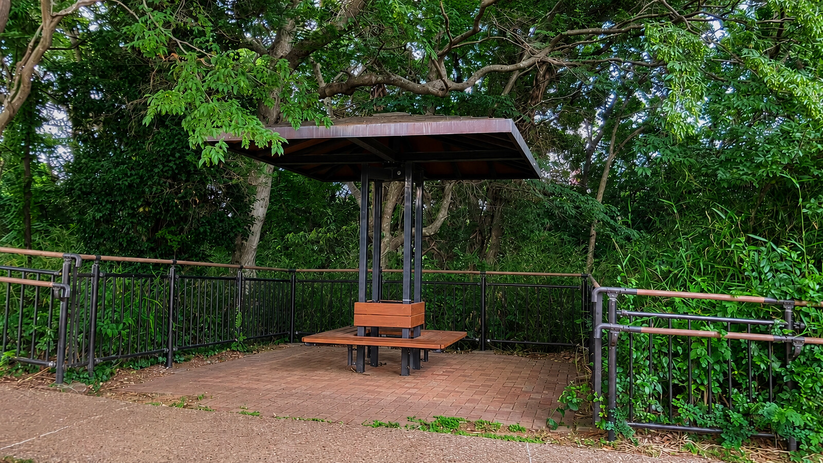 北東部近隣公園の屋根付きベンチ