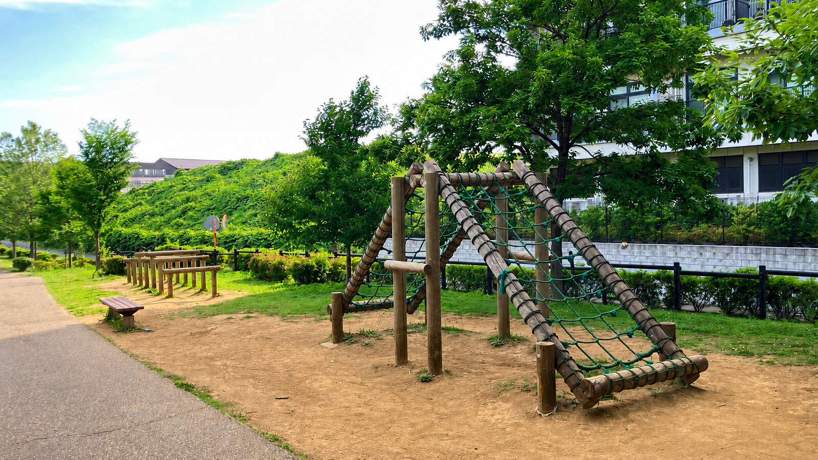 北東部近隣公園の芝生広場と遊歩道