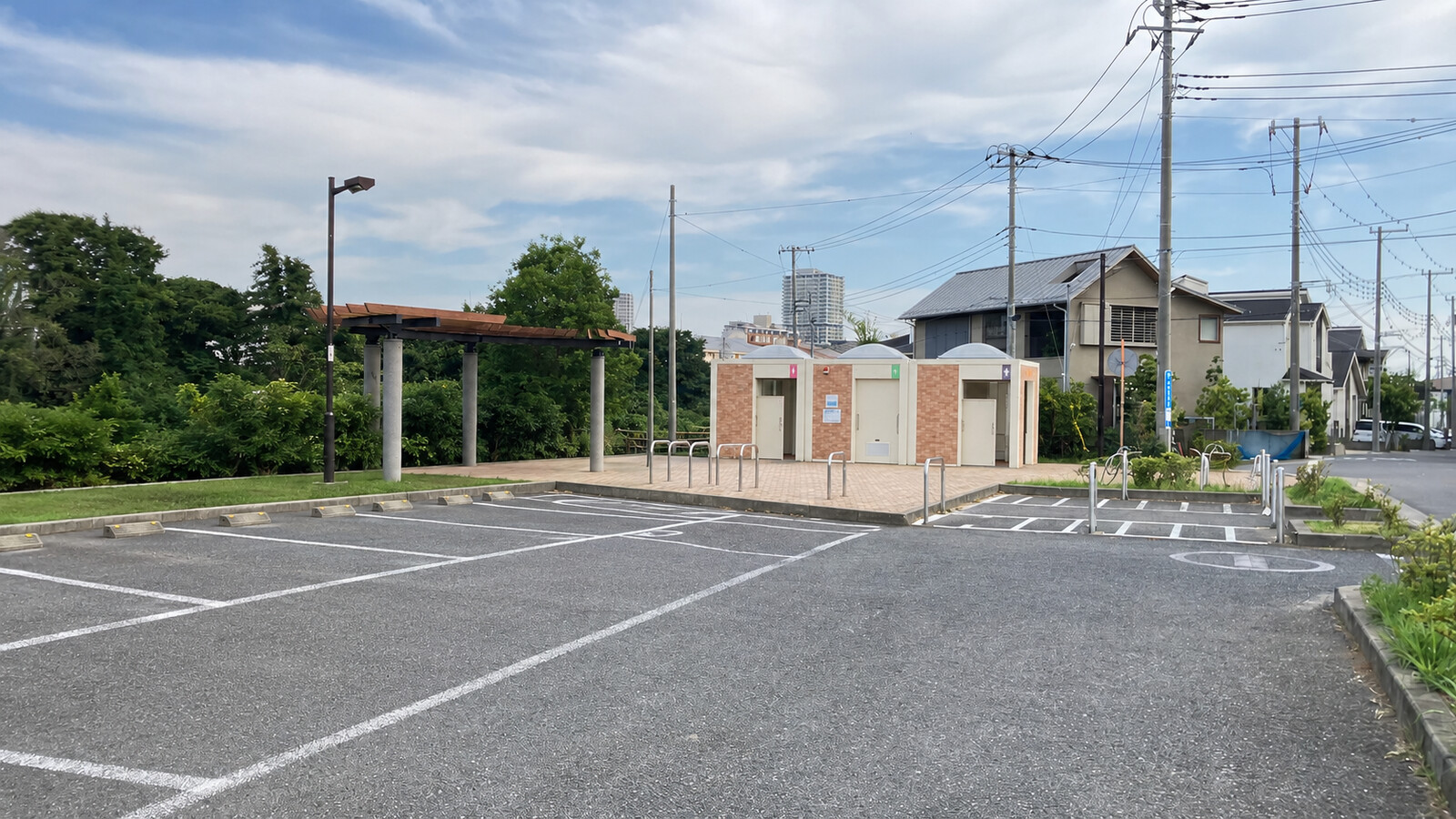 北東部近隣公園の駐車場とトイレ