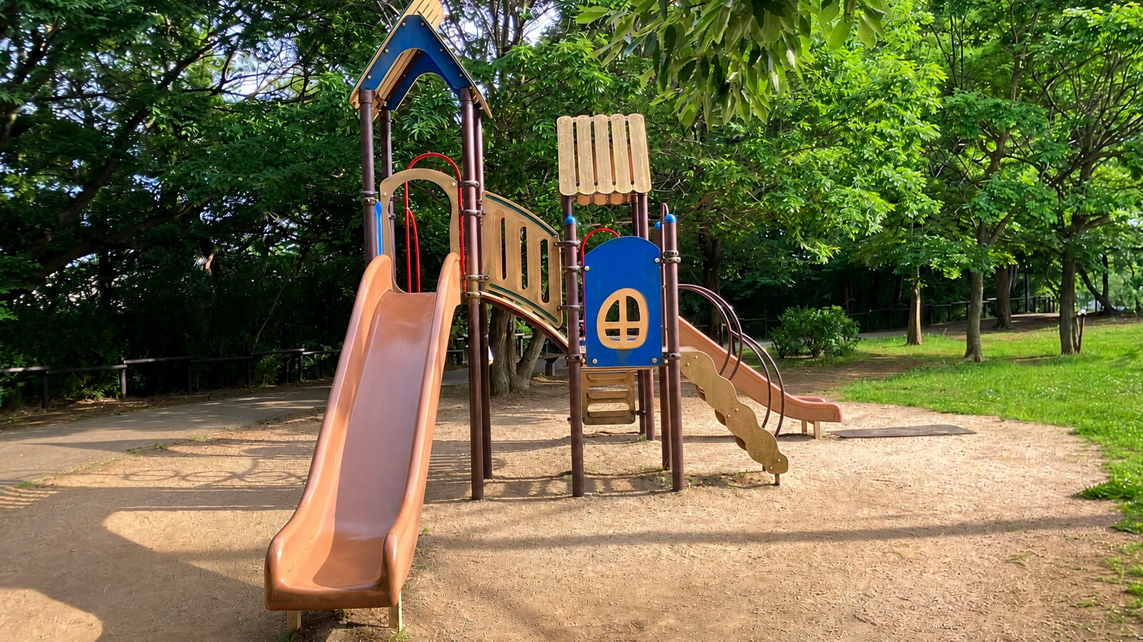 北東部近隣公園の木製複合遊具(滑り台付き)