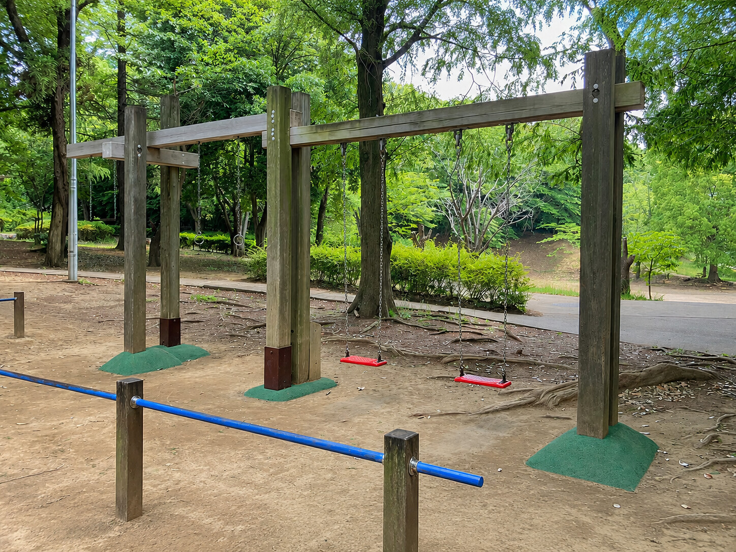 萱田地区公園の丸太を渡るスリルのある木製遊具