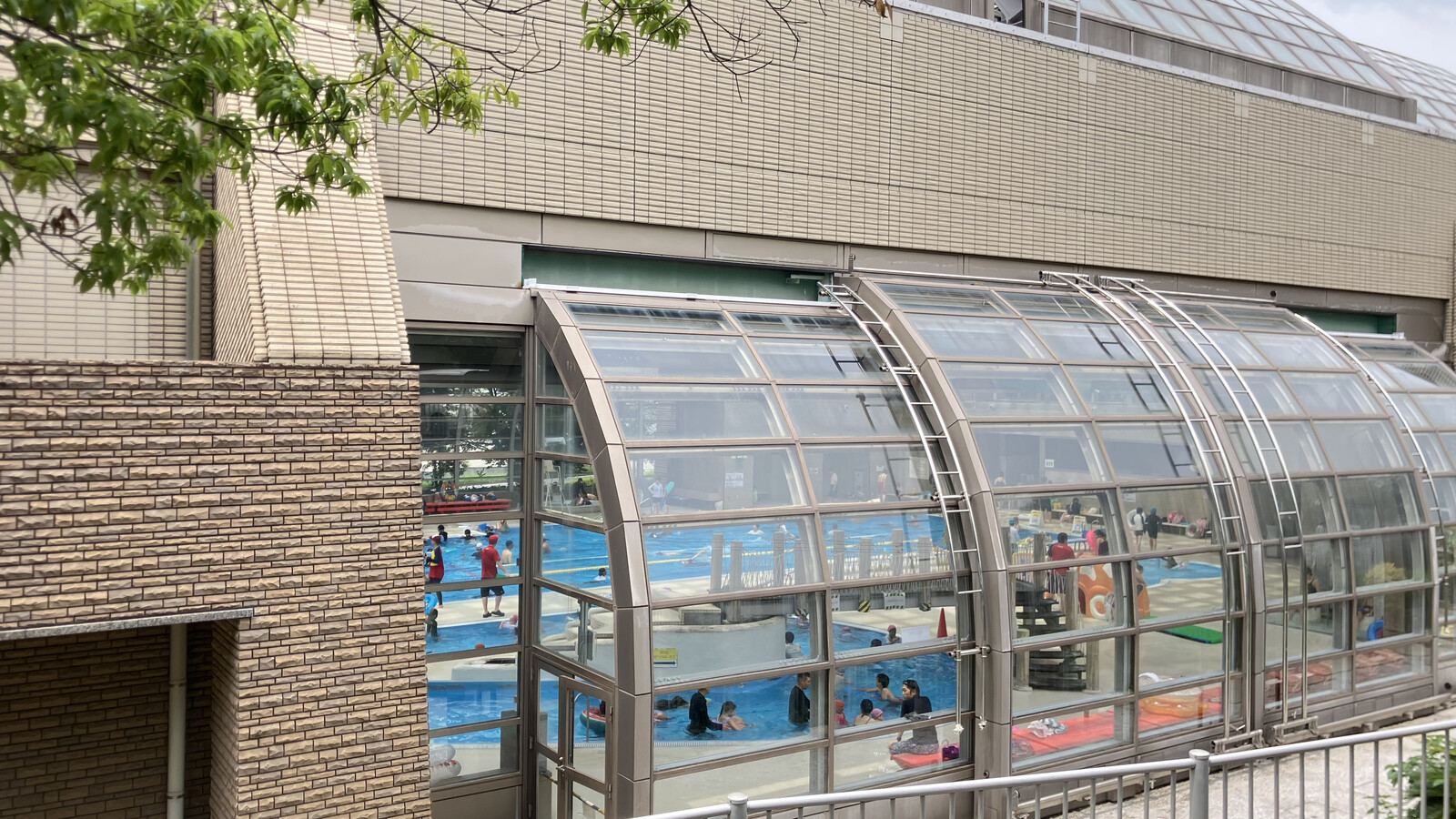 こてはし温水プールのガラス張りの外観