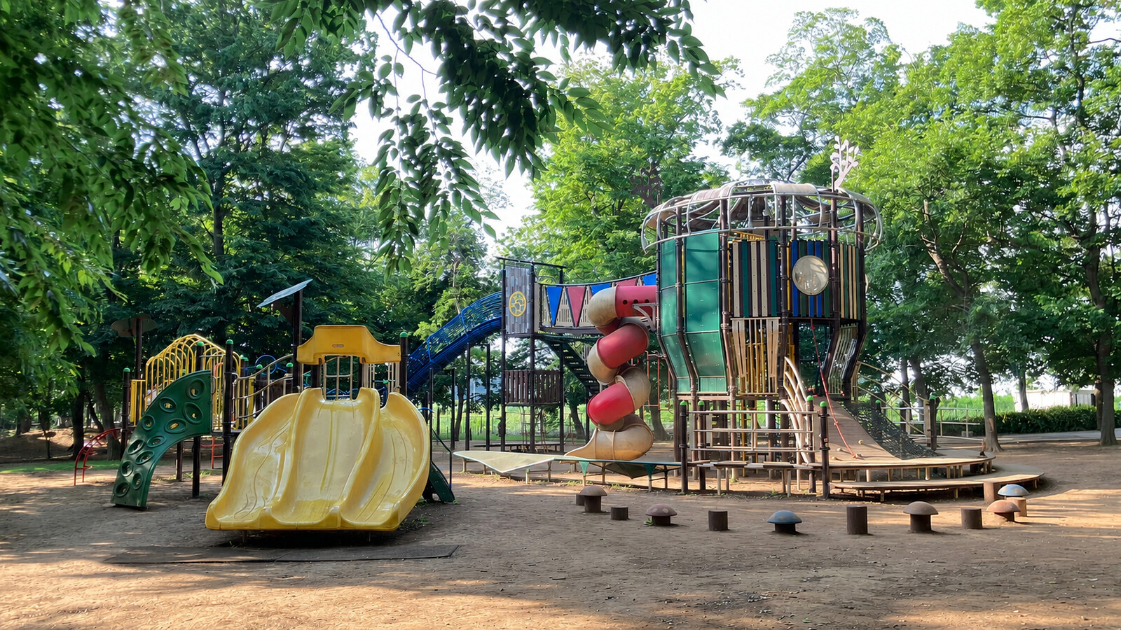 西部近隣公園の大型複合遊具（正面）