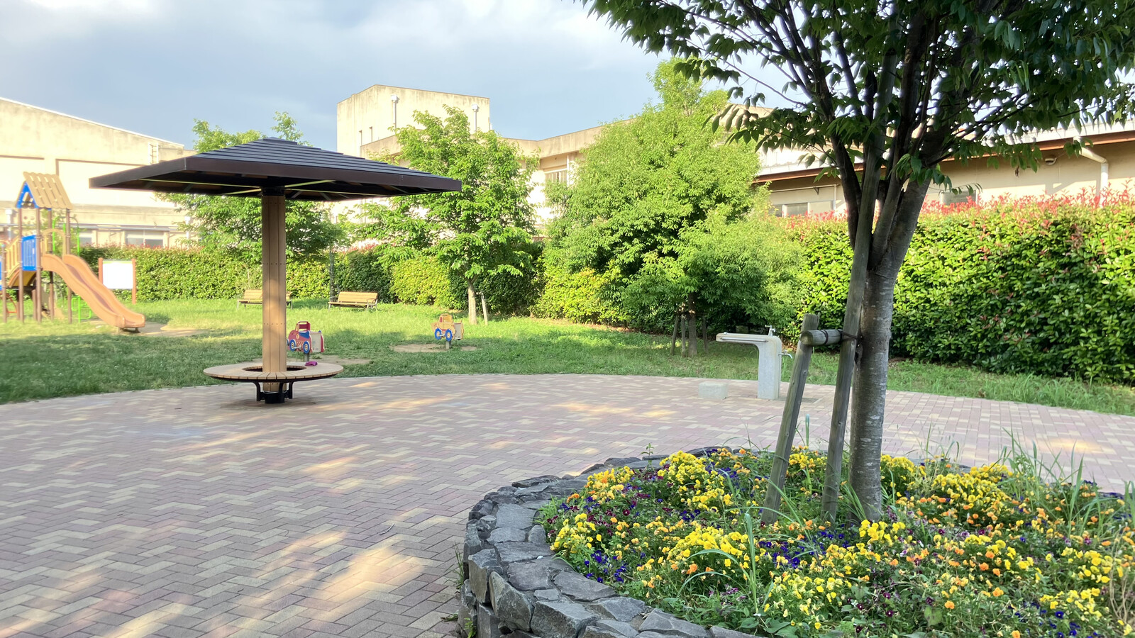 西部近隣公園の屋根付きあずまやと花壇