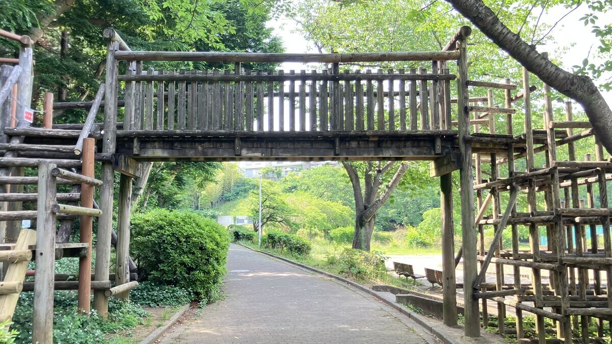 冒険広場の木製アスレチックの空中渡り橋