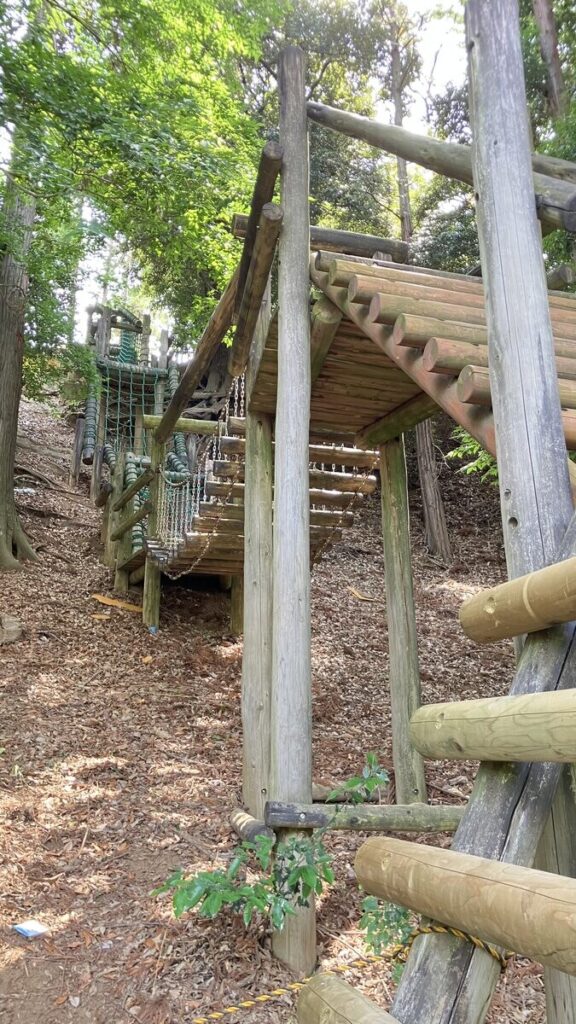冒険広場のアスレチックにある隠れ家風の小屋