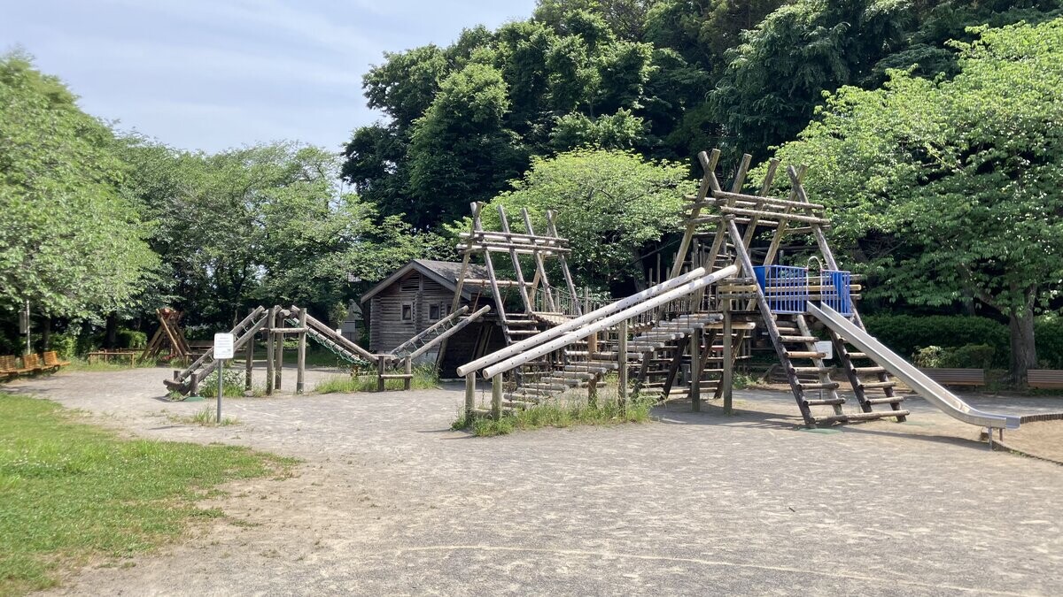 八千代総合運動公園 冒険広場の大型木製アスレチック全景
