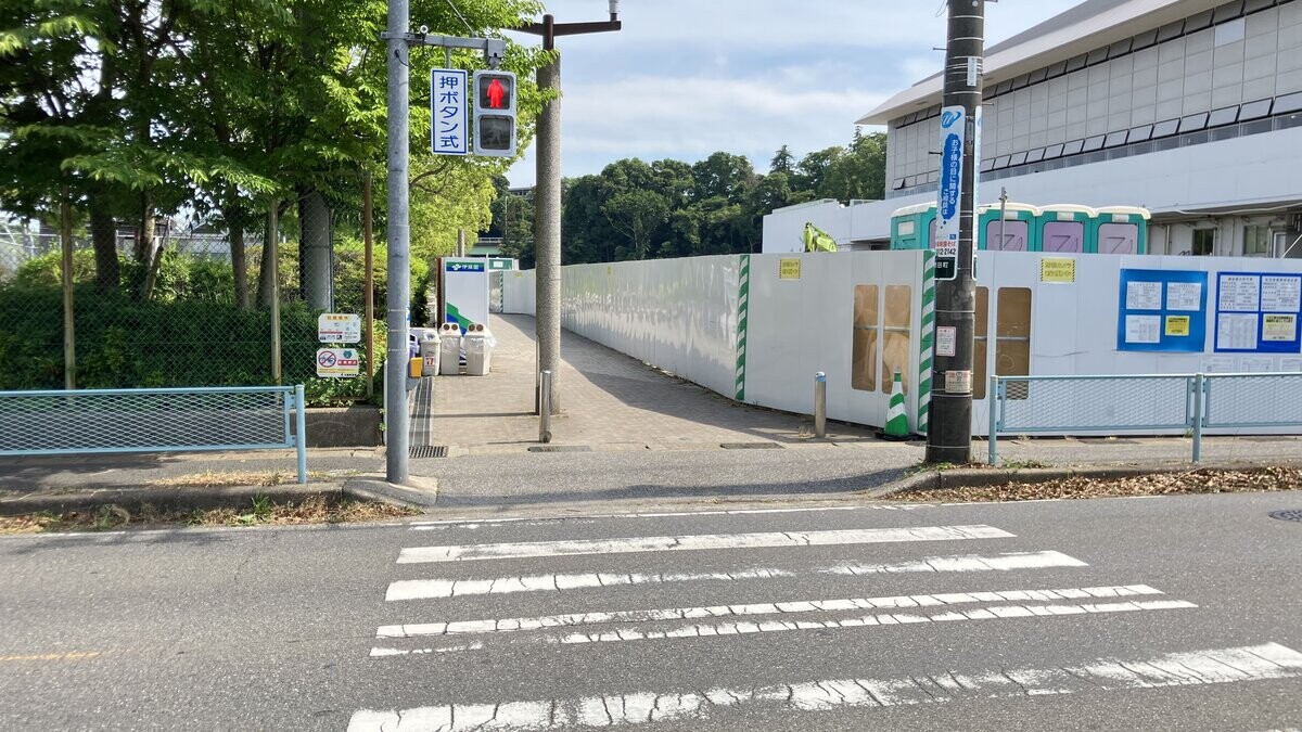 駐車場から冒険広場へ渡る横断歩道
