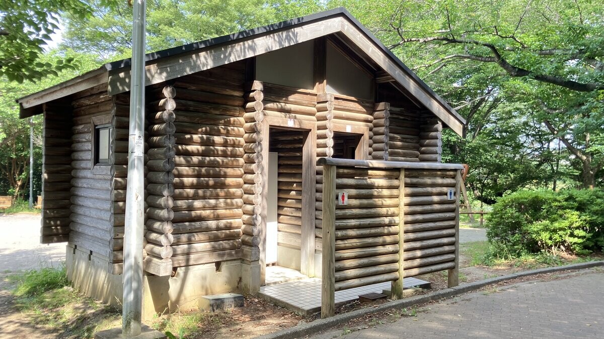 八千代総合運動公園のログハウス風の木製トイレ