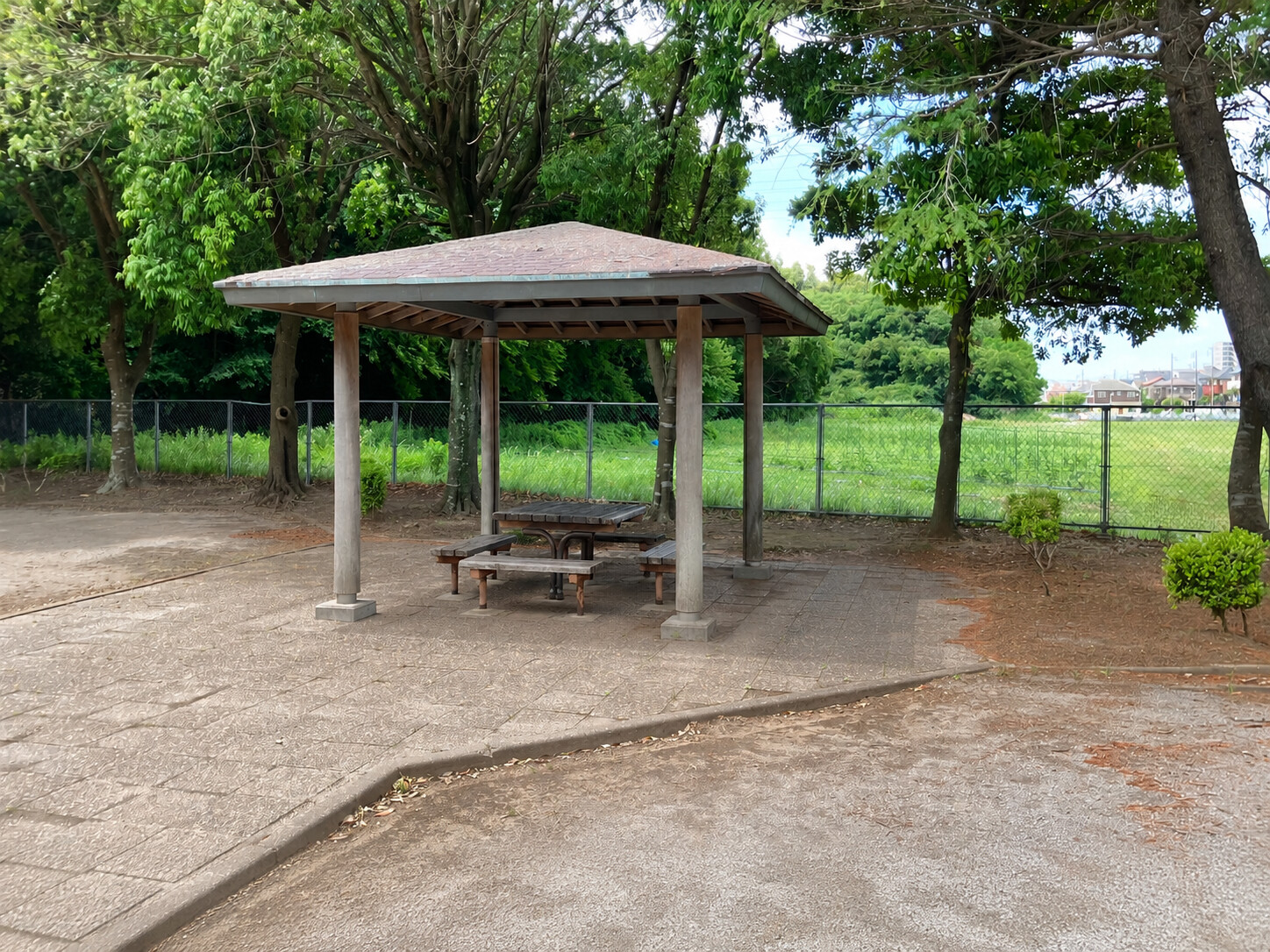 八千代台近隣公園の屋根付きベンチ(あずまや)と砂場エリア