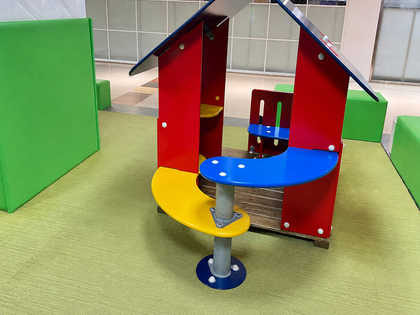 チャイルドランドの赤い家型遊具