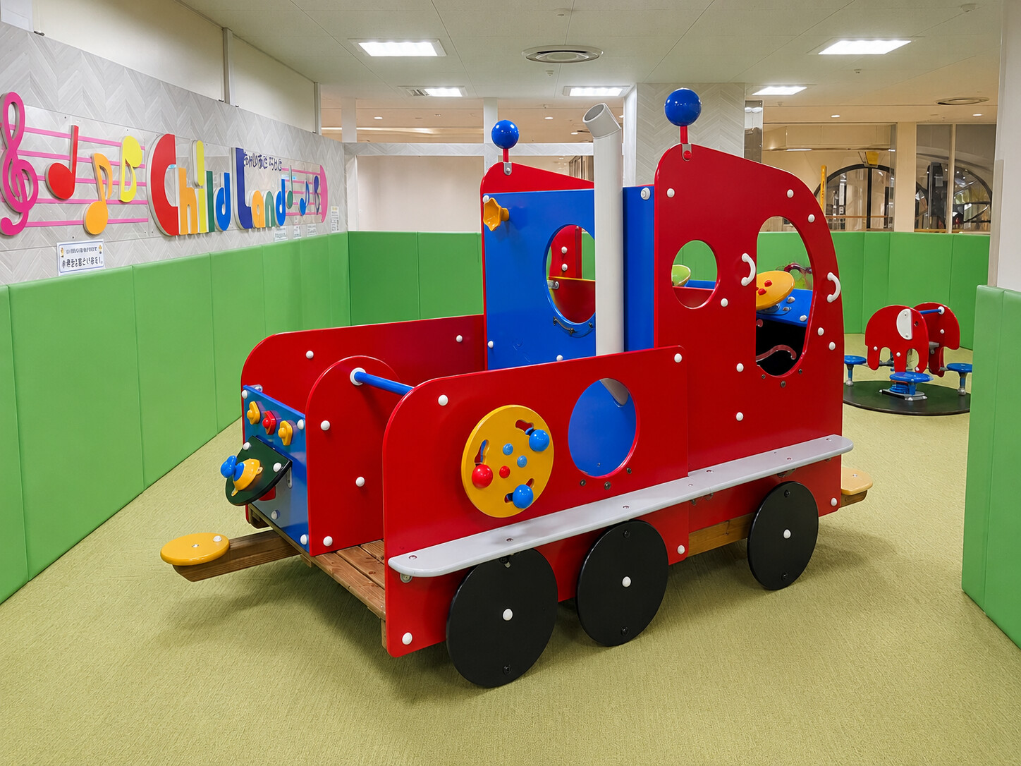 屋内遊び場チャイルドランドの木製の乗り物遊具