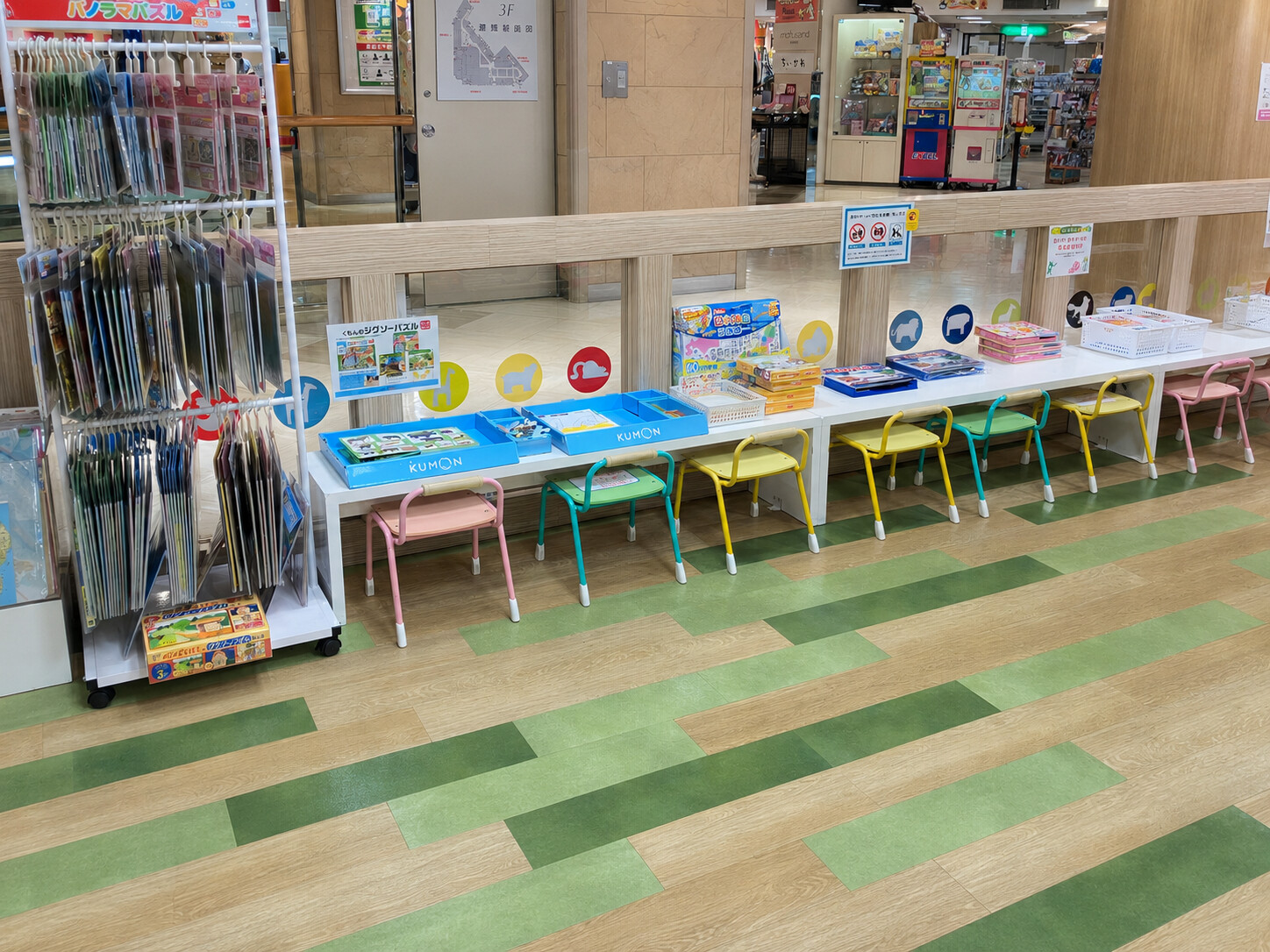 くまざわ書店の子ども向けコーナー(カラフルな椅子と机)