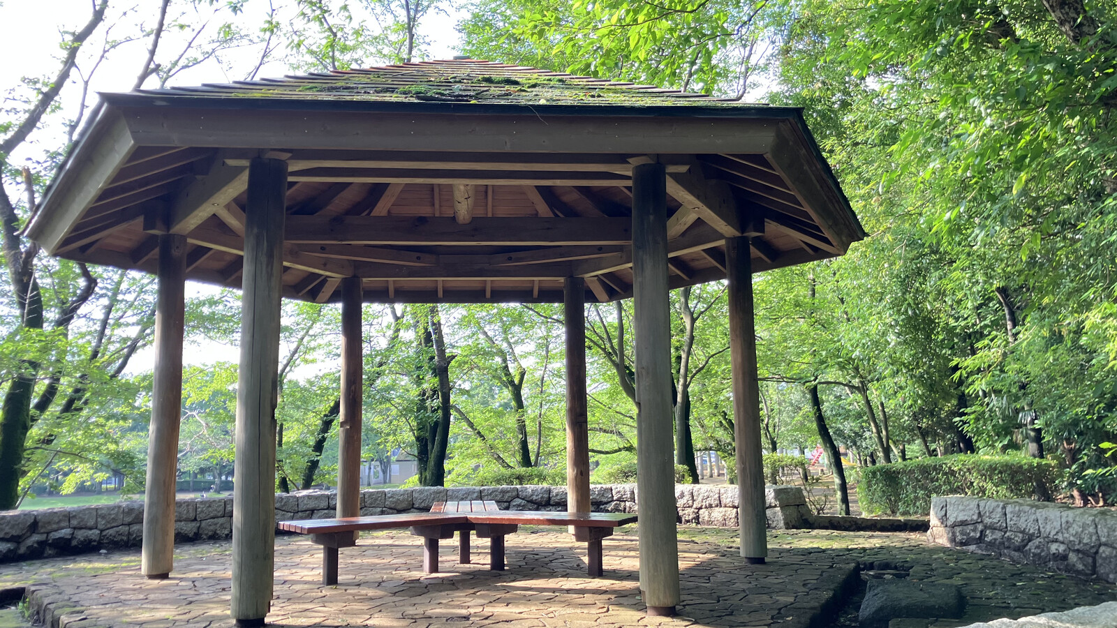 飯綱近隣公園の屋根付き休憩所(東屋)