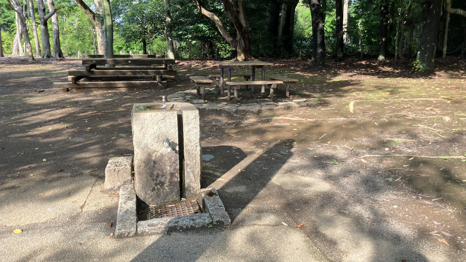 飯綱近隣公園の水飲み場と木製テーブル