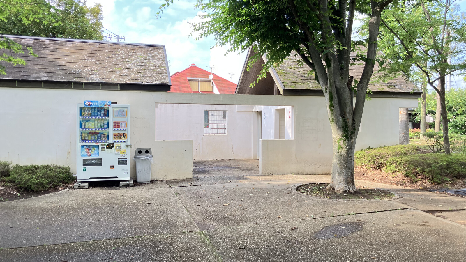 飯綱近隣公園のトイレと自動販売機
